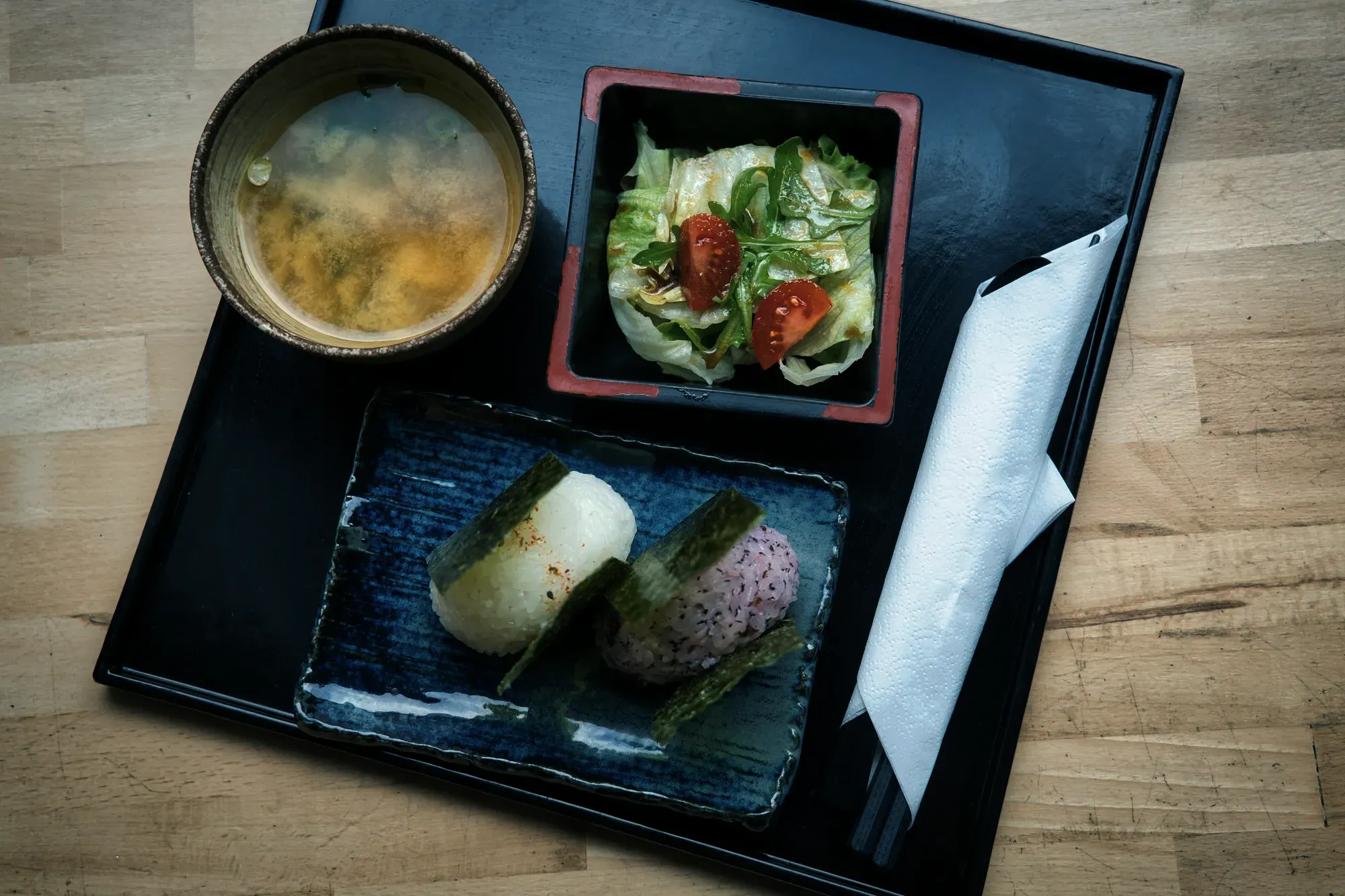 ご飯とおかずの並ぶ食卓