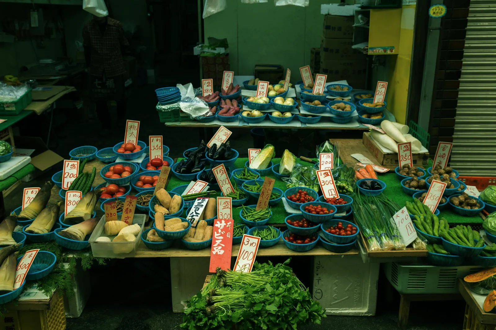 野菜が並ぶ売り場