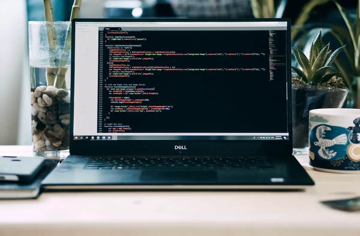 ノートPCに表示されたコード